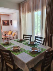 stół jadalny z krzesłami i salon w obiekcie Green Paradise Kolašin w mieście Kolašin