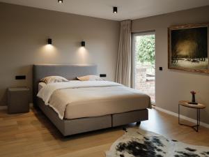 Un dormitorio con una cama grande y una ventana en Ferme d'Ecavéé, en Celles