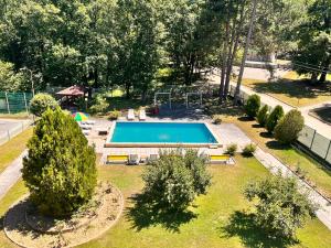 BozhenitsaにあるПочивна база "Боженишки Урвич"の庭にあるプールの上空からの眺め +13枚の写真