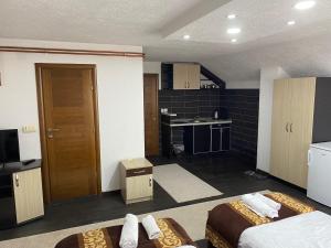 een hotelkamer met 2 bedden en een keuken bij Apartmani Ambiente in Plav