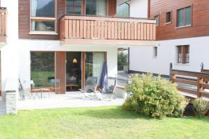 une maison avec une terrasse et un patio dans l'établissement Zermatt La Vallée, à Zermatt
