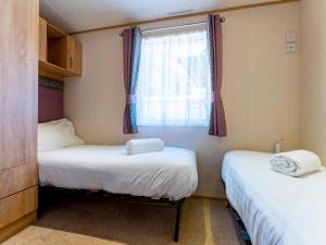 Кровать или кровати в номере Pass the Keys Delightful 2 bedroom caravan with parking