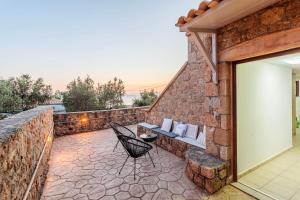 Balkón nebo terasa v ubytování Mani Summer Escape - Spacious Home, Fully equipped