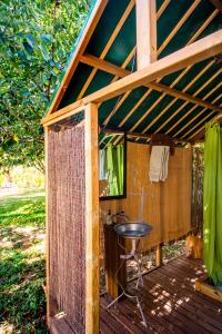 ein abgeschirmtes Deck mit Dusche in einem Haus in der Unterkunft Figueirinha Ecoturismo in Montes da Estrada