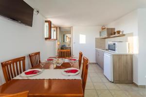 Kuchyň nebo kuchyňský kout v ubytování Mani Summer Escape - Spacious Home, Fully equipped