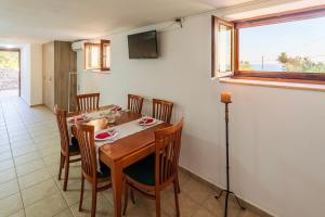Televiisor ja/või meelelahutuskeskus majutusasutuses Mani Summer Escape - Spacious Home, Fully equipped