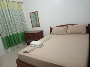 Un dormitorio con una gran cama blanca con una lámpara. en Victoria Beach House, en San Vicente