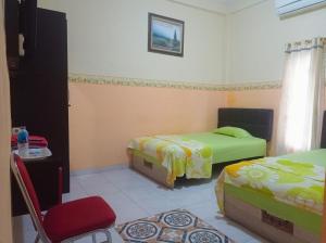 Postel nebo postele na pokoji v ubytování HOTEL NAYORA PRABUMULIH