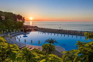 Peldbaseins naktsmītnē Riviera Beach Hotel & SPA, Riviera Holiday Club - All Inclusive & Private Beach vai tās tuvumā