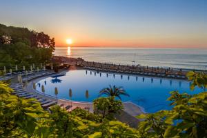 Hồ bơi trong/gần HVD Riviera Beach Ultra All Inclusive & Mineral Pool - Private Beach & Free Parking