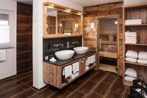 Alpin Lodges - Moderne Appartements mit Zugang zu 3000 qm SPA Panoramahotel Oberjoch的一间浴室