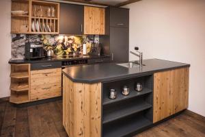 Alpin Lodges - Moderne Appartements mit Zugang zu 3000 qm SPA Panoramahotel Oberjoch的厨房或小厨房