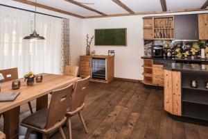 Alpin Lodges - Moderne Appartements mit Zugang zu 3000 qm SPA Panoramahotel Oberjoch的厨房或小厨房