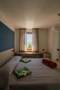 加爾達的住宿－Welcome Traveller LA CASA DEGLI ACQUERELLI，一间卧室配有一张带两个枕头的床