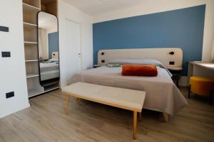 加爾達的住宿－Welcome Traveller LA CASA DEGLI ACQUERELLI，一间卧室配有一张床和镜子