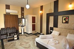 Habitación de hotel con cama y baño en BASANTA CONVENTION, en Balasore