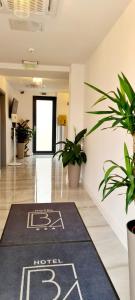 - un hall avec des plantes et un tapis au sol dans l'établissement Hotel B4, à Oradea