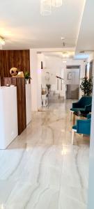 sala de estar con paredes blancas y suelo de mármol en Hotel B4 en Oradea
