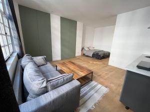 sala de estar con sofá y mesa en Studio centre Bayonne en Bayona