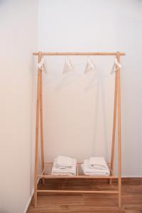 テッサロニキにあるCasa Di Famigliaの白いタオル2枚が置かれた棚