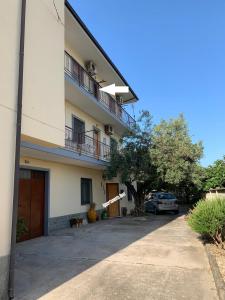 a building with a car parked in front of it at Casa Vincenzo in Satriano