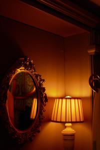 a mirror and a lamp in a room at The Pembroke Arms in Salisbury