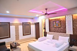 um quarto com uma cama e uma ventoinha de tecto em BASANTA CONVENTION em Balasore