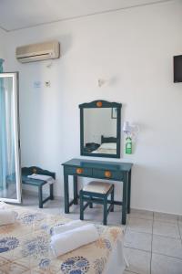 A television and/or entertainment centre at Hotel Andreas - Agistri (Skala)