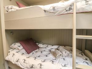 Poschodová posteľ alebo postele v izbe v ubytovaní Puidrac Cottage