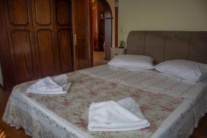 パレオカストリッツアにあるEmmy villa paleokastritsaのベッドルーム1室(ベッド2台、タオル付)