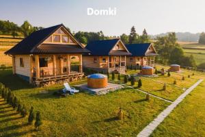 una casa con un gran patio delante de ella en Domki Gorce Klikuszowa- sauna, jacuzzi, en Klikuszowa