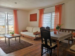 a living room with a table and a couch at Ferienwohnung Basting-Fillmann in Oestrich-Winkel