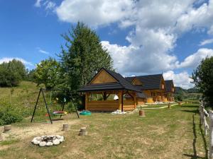 Vonkajšia záhrada v ubytovaní Domki Gorce Klikuszowa Sauna Jacuzzi