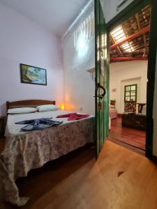伦索伊斯HI Hostel Chapada的一间卧室设有一张床和一个开放式门
