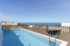 een zwembad op een terras met uitzicht op de oceaan bij Terraços Do Mar - Rooftop Pool with Sea View in Nazaré