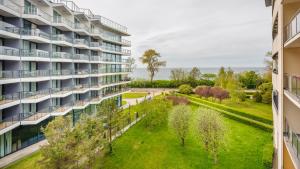 un edificio de apartamentos con jardín frente a él en Apartamenty Sun & Snow Arka Spa I, en Kołobrzeg