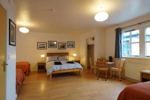 um quarto com uma cama, uma mesa e cadeiras em Glenuig Inn em Lochailort
