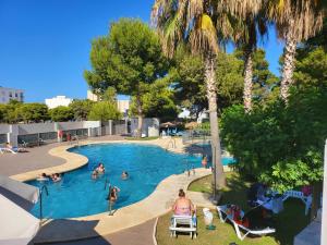 a group of people playing in a swimming pool at La Paz del Mediterráneo in Garrucha
