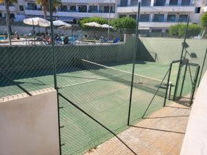 a tennis court with a net on a tennis court at La Paz del Mediterráneo in Garrucha