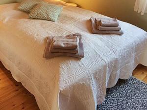 ein weißes Bett mit Handtüchern darüber in der Unterkunft 7 person holiday home in bru in Bru