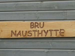 ein Holzschild an der Seite eines Gebäudes in der Unterkunft 7 person holiday home in bru in Bru