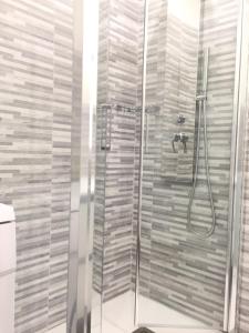 een douche met een glazen deur in een badkamer bij ca Debora Apartment in Rapallo