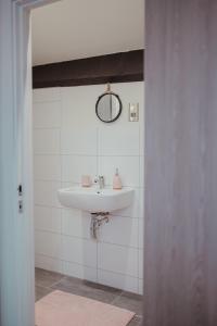 ein Bad mit einem Waschbecken und einem Spiegel in der Unterkunft Bv Luxury Apartment Penthouse Conditioning House in Bradford