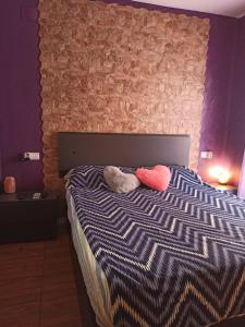 a bedroom with a bed with two pillows on it at ROMANTIc PLAYA CENTRO - Garaje gratuito in Altea