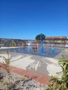 un parque acuático vacío con una zona de juegos acuáticos en Chez Fifi au Barcarès en Le Barcarès