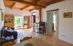 sala de estar con sofá y TV en Lovely Apartment In Monte Cerignone With Kitchen, en Monte Cerignone