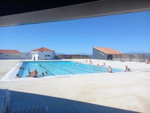 un grupo de personas en una piscina en Chez Fifi au Barcarès en Le Barcarès