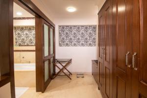 y baño con bañera y lavamanos. en The Claridges Nabha Residence, en Mussoorie