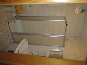 een kleine badkamer met een toilet in een kamer bij Waldpension Stachl in Bromberg