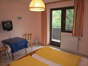 Un pat sau paturi într-o cameră la Waldpension Stachl